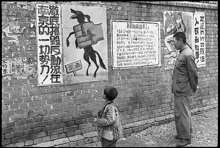 Henri Cartier-Bresson, In un manifesto dipinto a mano, il pugno comunista sopprime il cane nazionalista. Nanchino, 24 aprile 1949 Vintage gelatin silver print.  Fondation Henri Cartier-Bresson / Magnum Photos.