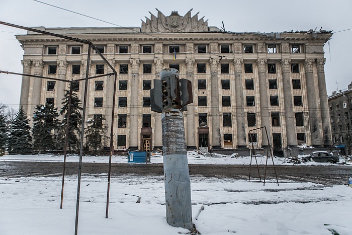 Razzi Grad inesplosi davanti all'Amministrazione Statale Regionale, Kharkiv, Ucraina, 2022.  Andrea Carrubba.