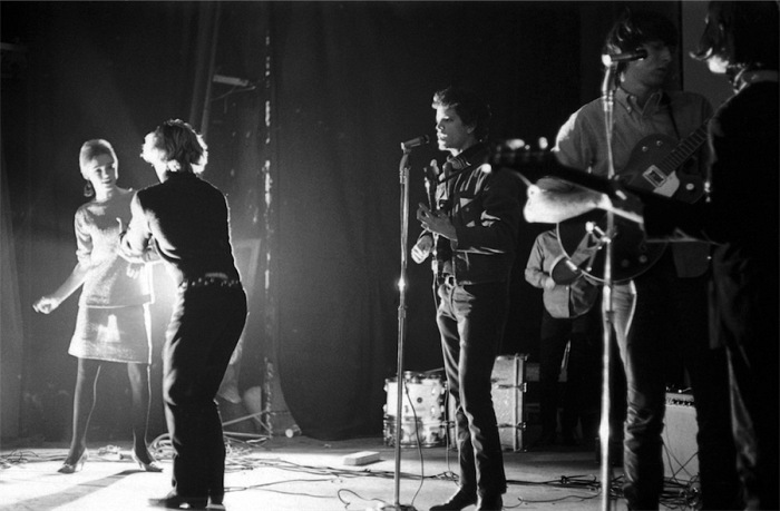 Adam Ritchie, Edie Sedgewick, Gerard Malanga dancing and Lou Reed, Maureen Tucker, Sterling Morrison and John Cale on bass, New York Film-makers Cinematheque February 1966 .  Adam Ritchie Photography, www.adam-ritchie-photography.co.uk