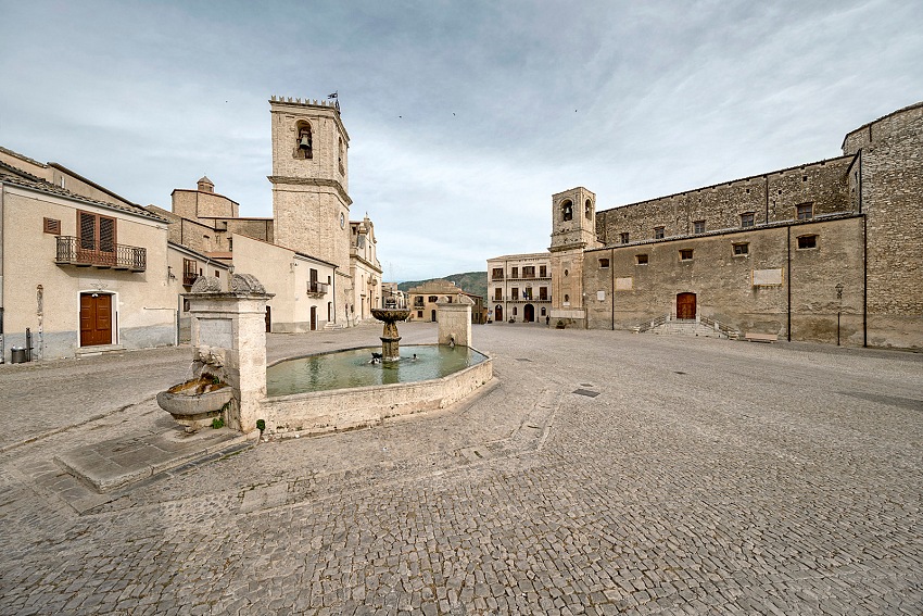 Armando Rotoletti, Piazza Umberto I, Palazzo Adriano, Palermo dal volume Sicilia in Piazza.  Armando Rotoletti.