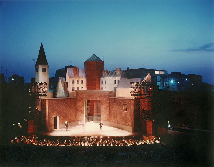 Luigi Ghirri, Rocca Brancaleone, scenografia di Aldo Rossi per la Lucia di Lammermoor, Ravenna, 1987.  Eredi di Luigi Ghirri. Courtesy Editoriale Lotus