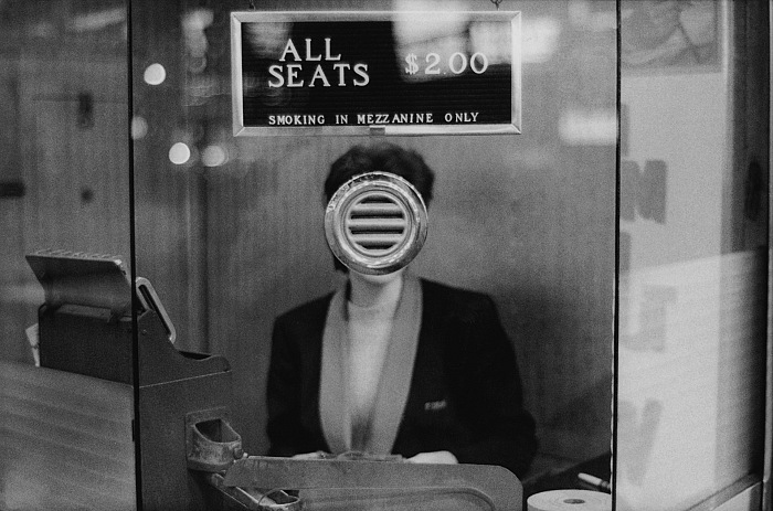 Joel Meyerowitz, Guichet de salle de cinma (Biglietteria di cinema), Times Square, New York City, 1963. Courtesy of the artist and Howard Greenberg Gallery.  Rencontres Arles.